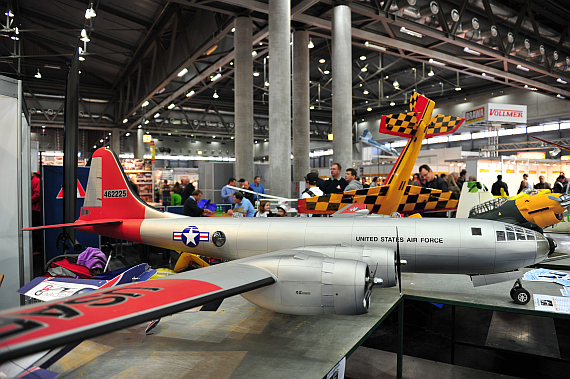 Dieses flugfähige Modell einer Boeing B-29 ist mehr als 3 Meter lang und hat eine Flügelspannweite von über 4 Metern Dieses flugfähige Modell einer Boeing B-29 ist mehr als 3 Meter lang und hat eine Flügelspannweite von über 4 Metern