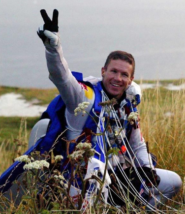 Felix Baumgartner nach der erfolgreichen Landung - Foto: Twitter Account Felix Baumgartner