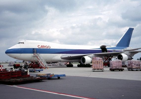 Die 4X-AXG bei der Beladung auf dem Flughafen Amsterdam Schiphol, aufgenommen am 16. Juli 1991 - Foto: Harro Ranter / Creative Commons License