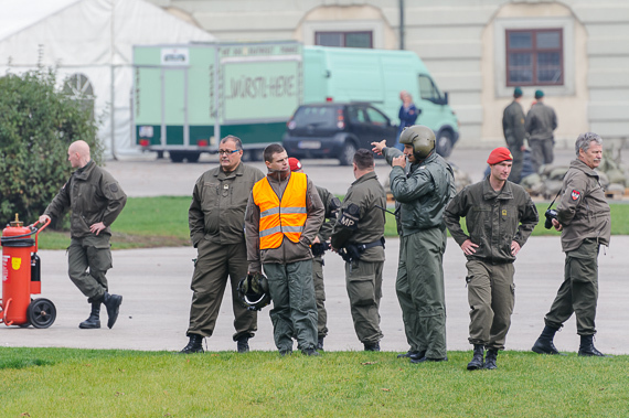 Die Bodencrew sicherte die Landestelle ab und wies die Helikopterpiloten ein Die Bodencrew sicherte die Landestelle ab und wies die Helikopterpiloten ein