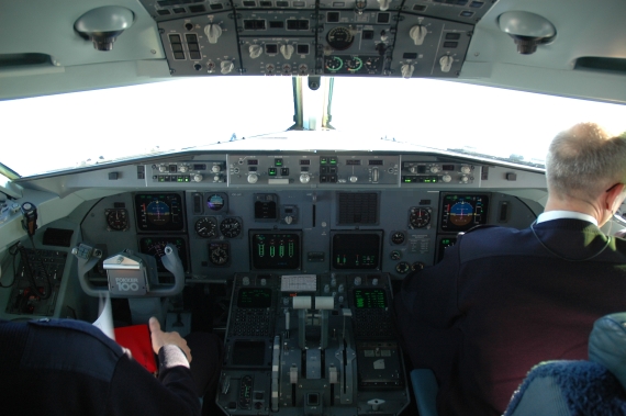 Piloten im Cockpit ihrer Fokker 100 (Symbolbild) - Foto:; Austrian Wings Media Crew