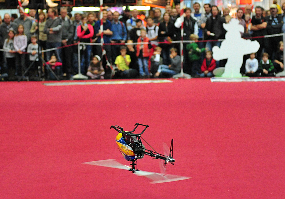 Viel Training und Talent ist erforderlich, um einen Modellhubschrauber in derartigen Flugzuständen zu beherrschen Viel Training und Talent ist erforderlich, um einen Modellhubschrauber in derartigen Flugzuständen zu beherrschen