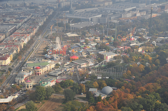 Über Wien klarte das Wetter auf, und die Helikopter konnten ihren Flug unter VFR (Sichtflug)-Bedingungen fortsetzen; hier der Prater mit dem Riesenrad aus der Luft gesehen Über Wien klarte das Wetter auf, und die Helikopter konnten ihren Flug unter VFR (Sichtflug)-Bedingungen fortsetzen; hier der Prater mit dem Riesenrad aus der Luft gesehen