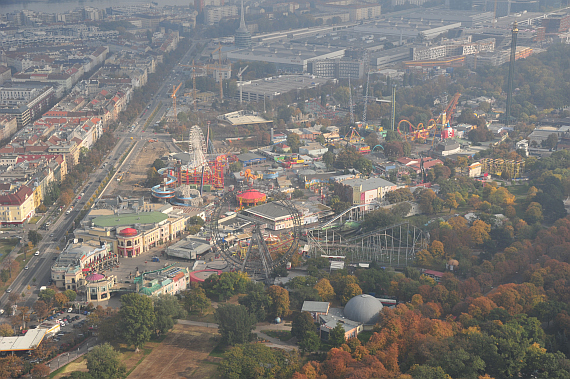 Über Wien klarte das Wetter auf, und die Helikopter konnten ihren Flug unter VFR (Sichtflug)-Bedingungen fortsetzen; hier der Prater mit dem Riesenrad aus der Luft gesehen