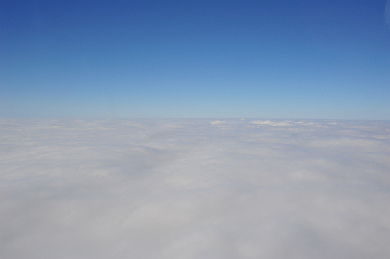 Nach dem Start stieg die Besatzung unter Instrumentenflugbedingungen über die Wolken auf eine Höhe von 4.000 Fuß und flog über der geschlossenen Wolkendecke in Richtung Flughafen Schwechat
