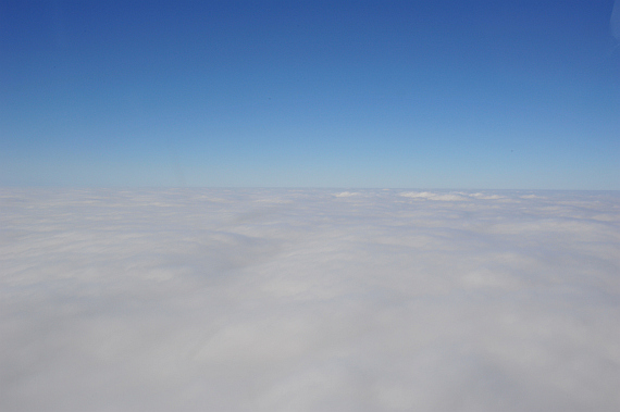 Nach dem Start stieg die Besatzung unter Instrumentenflugbedingungen über die Wolken auf eine Höhe von 4.000 Fuß und flog über der geschlossenen Wolkendecke in Richtung Flughafen Schwechat Nach dem Start stieg die Besatzung unter Instrumentenflugbedingungen über die Wolken auf eine Höhe von 4.000 Fuß und flog über der geschlossenen Wolkendecke in Richtung Flughafen Schwechat