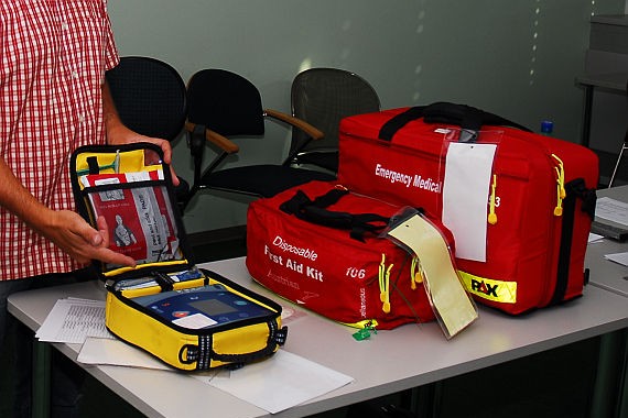 "Medical Kit" bei der AUA - Defibrillatoren (ganz links im Bild) werden nur auf der Mittel- und Langstrecke als nötig erachtet - Foto: Austrian Wings Media Crew