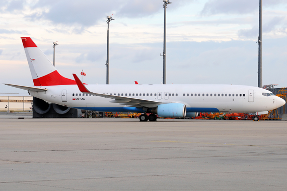 Die Boeing 737-800 OE-LNJ mit entferntem "Austrian"-Schriftzug Ende Oktober vor dem AUA-Hangar - Foto: Austrian Wings Media Crew