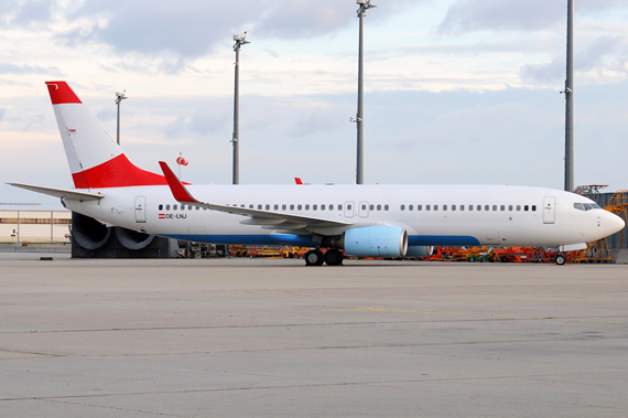 Die Boeing 737-800 OE-LNJ mit entferntem "Austrian"-Schriftzug Ende Oktober vor dem AUA-Hangar - Foto: Austrian Wings Media Crew Die Boeing 737-800 OE-LNJ mit entferntem "Austrian"-Schriftzug Ende Oktober vor dem AUA-Hangar - Foto: Austrian Wings Media Crew