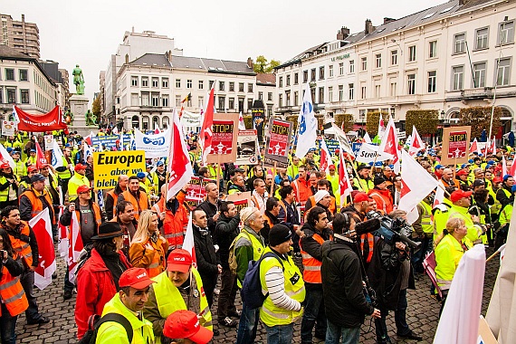 Mehr als 2.500 Menschen demonstrierten in Brüssel gegen die geplante Liberalisierung der Bodenverkehrsdienste auf den europäischen Flughäfen - Foto: Ulrich Lehner Mehr als 2.500 Menschen demonstrierten in Brüssel gegen die geplante Liberalisierung der Bodenverkehrsdienste auf den europäischen Flughäfen - Foto: Ulrich Lehner