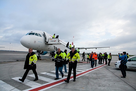 Die österreichischen Demo-Teilnehmer nach ihrer Landung in Brüssel - Foto: Ulrich Lehner / Austrian Wings Media Crew