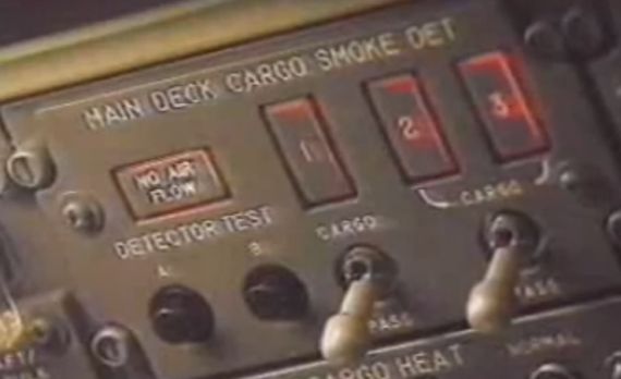 Warnanzeige für Rauch im Main Deck Cargo Hold auf dem Flugingenieurspanel einer Boeing 747 Combi (Symbolbild) - Foto: Archiv (Screenshot YouTube)