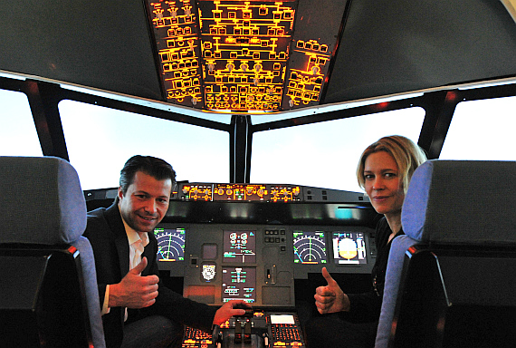 Markus Benesch und Nina Rostek im Cockpit "ihres" A320-Simulators