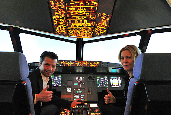 Markus Benesch und Nina Rostek im Cockpit "ihres" A320-Simulators Markus Benesch und Nina Rostek im Cockpit "ihres" A320-Simulators