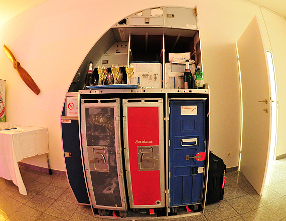 Die authentische Galley befindet sich außerhalb der Simulatorkabine; auch hier ist jedes Einrichtungsstück früher tatsächlich um die Welt geflogen Die authentische Galley befindet sich außerhalb der Simulatorkabine; auch hier ist jedes Einrichtungsstück früher tatsächlich um die Welt geflogen