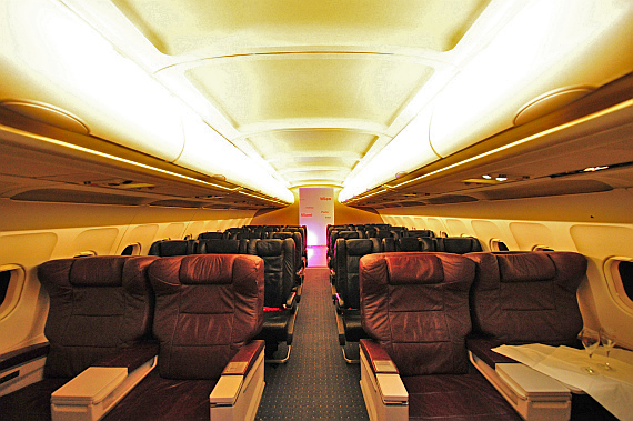 In der ersten Reihe befinden sich vier einladende First Class Sitze In der ersten Reihe befinden sich vier einladende First Class Sitze
