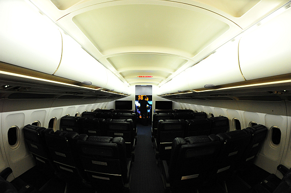24 Economy Class Sitze befinden sich unmittelbar hinter dem Cockpit; der Sitzabstand ist großzügig bemessen