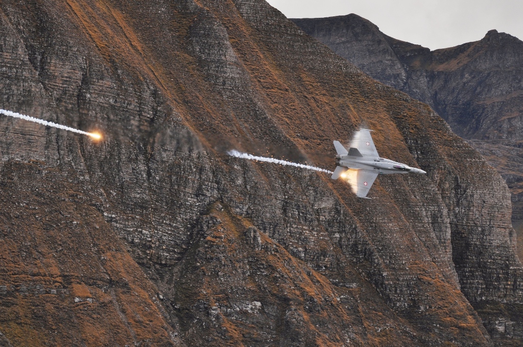 F/A-18 der Schweizer Luftwaffe beim Schießen von Flares - Foto: Michael E. Fader