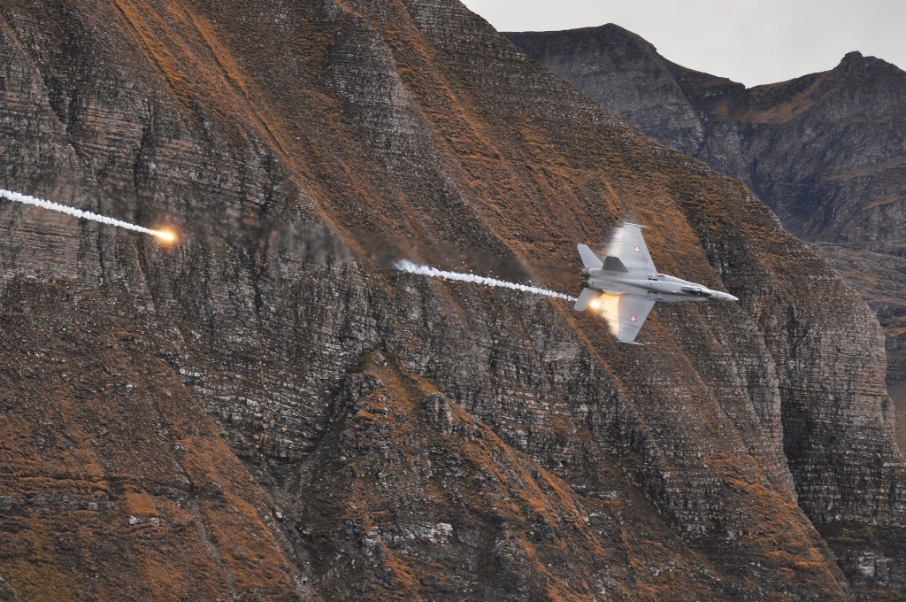 F/A-18 der Schweizer Luftwaffe beim Schießen von Flares - Foto: Michael E. Fader F/A-18 der Schweizer Luftwaffe beim Schießen von Flares - Foto: Michael E. Fader