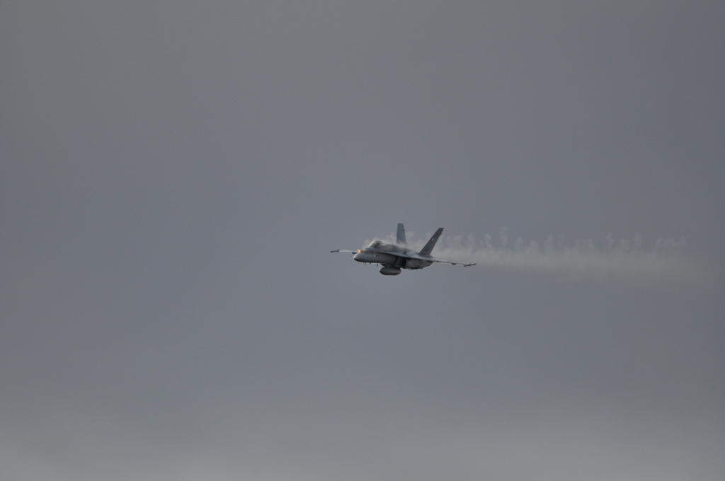 F/A-18 schießt mit der Bordkanone - Foto: Michael E. Fader F/A-18 schießt mit der Bordkanone - Foto: Michael E. Fader