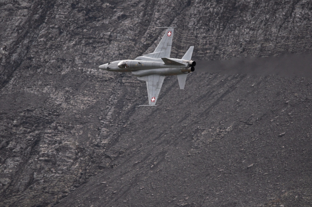 F-5E Tiger II vor dem alpinen Gelände der Schweiz - Foto: Michael E. Fader