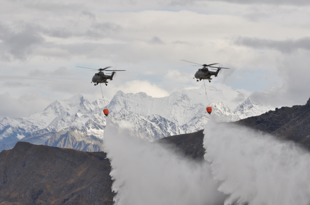 Transporthelikopter der Schweizer Armee demonstrieren ihre Feuerlöschfähigkeiten - Foto: Michael E. Fader