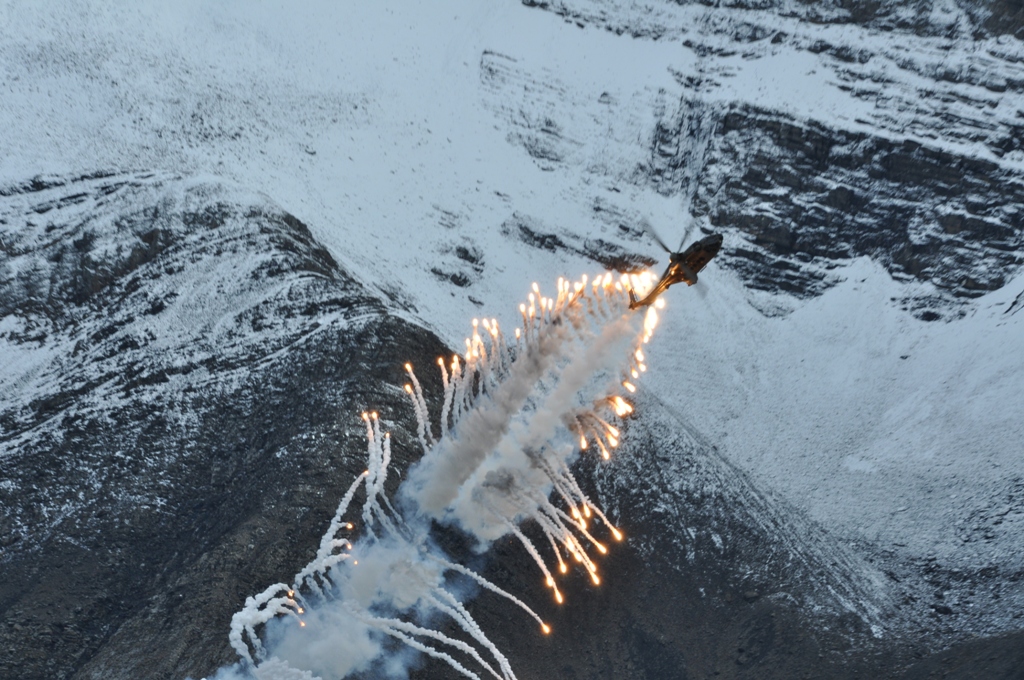 Ein Transporthelikopter demonstriert seine Wendigkeit und schießt Flares ab - Foto: Michael E. Fader