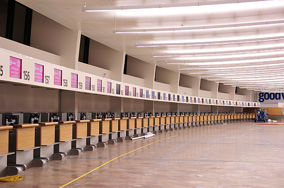 Die neuen Check-In Schalter im Terminal 1 (Check-In 1) sind holzverkleidet - Foto: Austrian Wings Media Crew