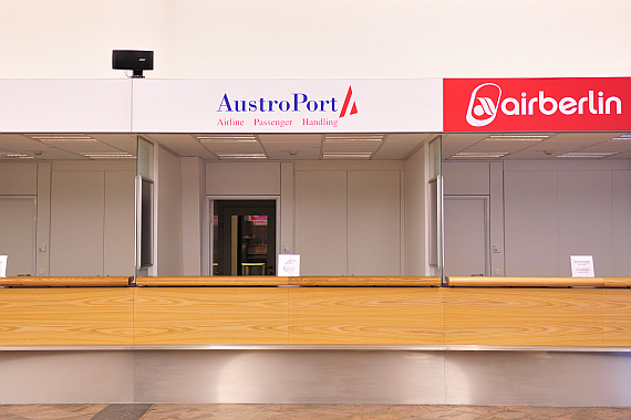 Der neue Austroport-Ticketschalter im Terminal 1 ( Check-In 1), daneben die Koje von Air Berlin - Foto: Austrian Wings Media Crew