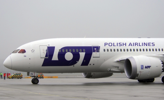 Erstlandung in Wien: Stolz präsentiert LOT auf ihrem ersten Dreamliner ihre neue Livery - Foto: Austrian Wings Media Crew