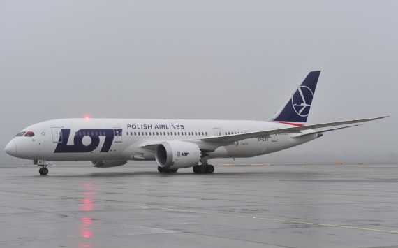 Auch das nebelige Wetter konnte die Freude auf die offizielle Erstlandung der LOT-Boeing 787 in Wien nicht trüben - Foto: Austrian Wings Media Crew