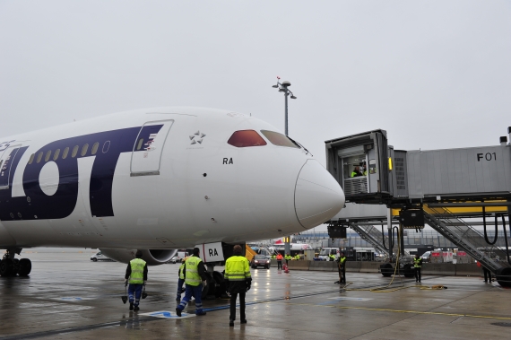 Die LOT Boeing 787 Dreamliner rollte zur Parkposition "Foxtrott 1" - Foto: Austrian Wings Media Crew