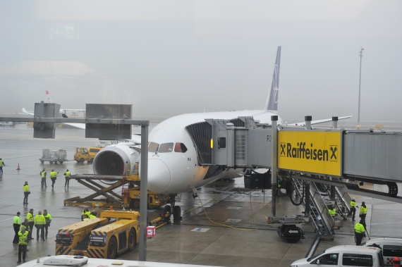 Blick vom Gate auf die Boeing 787 Dreamliner von LOT - Foto: Austrian Wings Media Crew