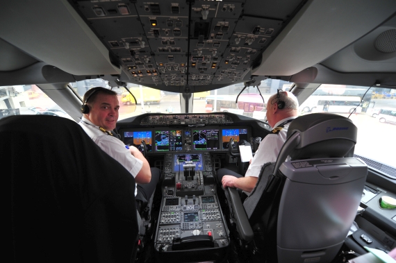 Trotz der Dominanz von modernen Bildschirmen, verfügt das Cockpit der Boeing 787 Dreamliner noch über ein konventionelles Steuerhorn - Foto: Austrian Wings Media Crew Trotz der Dominanz von modernen Bildschirmen, verfügt das Cockpit der Boeing 787 Dreamliner noch über ein konventionelles Steuerhorn - Foto: Austrian Wings Media Crew