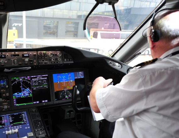 Für beide Flugzeugführer stehen Head up Displays zur Verfügung - Foto: Austrian Wings Media Crew