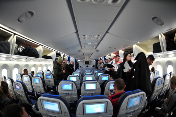 Die Sitze in allen drei Klassen der Boeing 787 Dreamliner von LOT verfügen über ein Inflight Entertainment System - Foto: Austrian Wings Media Crew