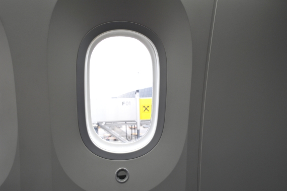Sonnenblenden sucht man an den Fenstern der Boeing 787 vergeblich; stattdessen können die Fenster über einen Knopf "gedimmt" werden - Foto: Austrian Wings Media Crew