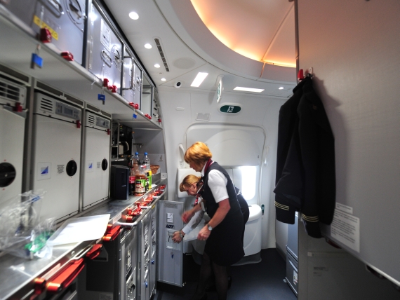 Die geräumigen Galleys ermöglichen den Flugbegleitern angenehmes und effizientes Arbeiten - Foto: Austrian Wings Media Crew