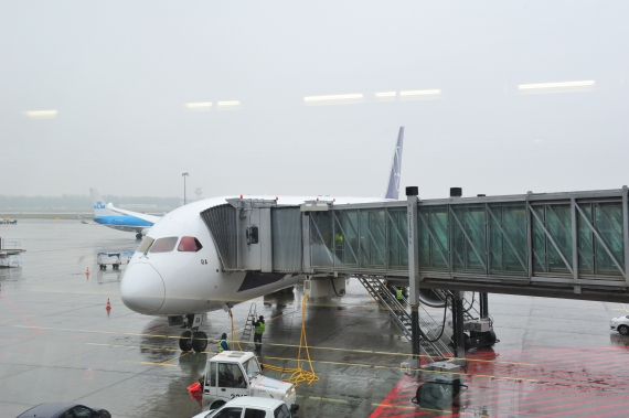 Boeing 787 Dreamliner von LOT am Gate in Warschau - Foto: Austrian Wings Media Crew Boeing 787 Dreamliner von LOT am Gate in Warschau - Foto: Austrian Wings Media Crew