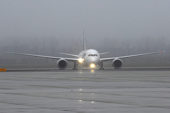 Boeing 787 Dreamliner (SP-LRA) von LOT auf dem Weg zur Parkposition Foxtrott 1 - Foto: Austrian Wings Media Crew Boeing 787 Dreamliner (SP-LRA) von LOT auf dem Weg zur Parkposition Foxtrott 1 - Foto: Austrian Wings Media Crew
