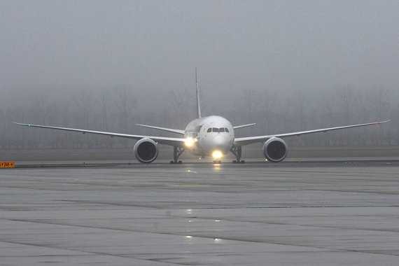 Boeing 787 Dreamliner (SP-LRA) von LOT auf dem Weg zur Parkposition Foxtrott 1 - Foto: Austrian Wings Media Crew