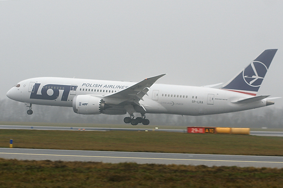 Boeing 787 SP-LRA Dreamliner von LOT beim Endanflug auf die Piste 11 in Wien - Foto: Martin Zahrl