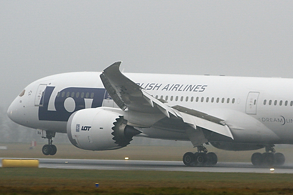 Boeing 787 SP-LRA Dreamliner von LOT beim Endanflug auf die Piste 11 in Wien - Foto: Martin Zahrl