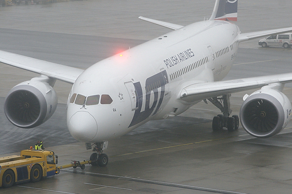 Boeing 787 SP-LRA Dreamliner beim Push back - Foto: Martin Zahrl