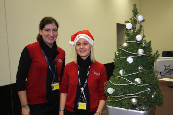 Die Mitarbeiter des Flughafens Wien waren in Weihnachtsstimmung - Foto: Martin Dichler