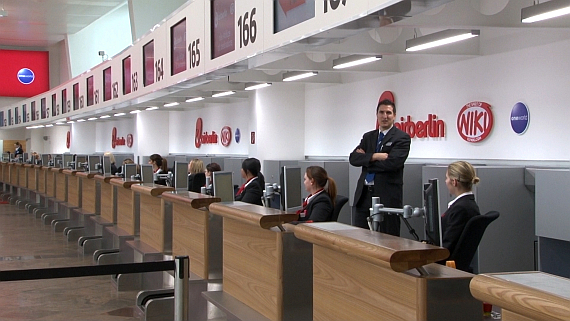 Alle Check In Counter wurden modernisiert; bis zu 30 davon stehen künftig Air Berlin/NIKI zur Verfügung Alle Check In Counter wurden modernisiert; bis zu 30 davon stehen künftig Air Berlin/NIKI zur Verfügung