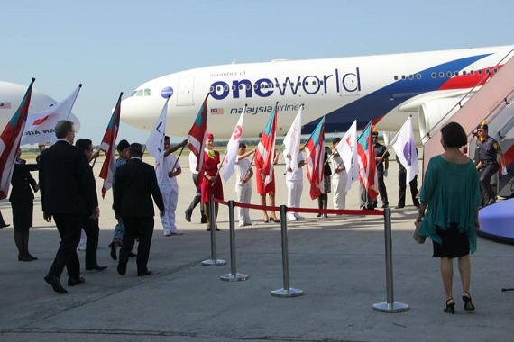 Ein Teil der Beitrittszeremonie fand unmittelbar vor dem A330 in Oneworldfarben statt - Foto: Malaysia Airlines