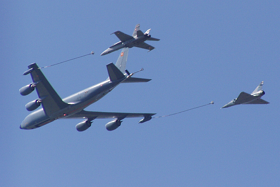 F/A-18C der Schweizer Luftwaffe und Mirage 2000 der Franz Luftwffe werden von einem französischen Tankflugzeug betankt; Demonstration im Zuge der Air04 Flugshow in Payerne. Foto: Wikimedia Commons