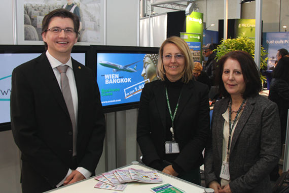 Martin Hirl mit seinem Team am EVA AIR Stand Martin Hirl mit seinem Team am EVA AIR Stand