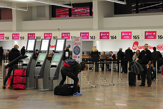 Air Berlin Passagiere im neuen Check-In 1